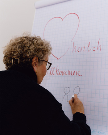 Gabiele Hradetzky zeichnet an einer Tafel